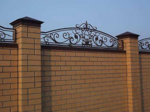 Кирпичный забор с ковкой  40 метров